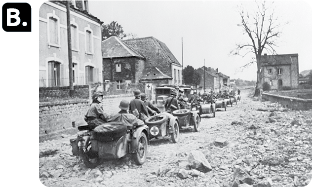 Fotografia em preto e branco 'B'. Veículos militares passando por ruas desertas e destruídas.