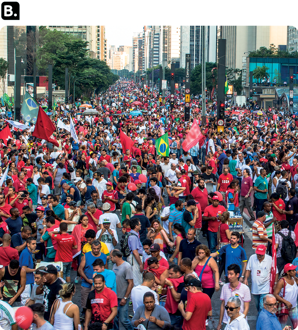 Fotografia 'B'. Diversas pessoas usando camisetas vermelhas. Algumas estão segurando bandeiras do Brasil.