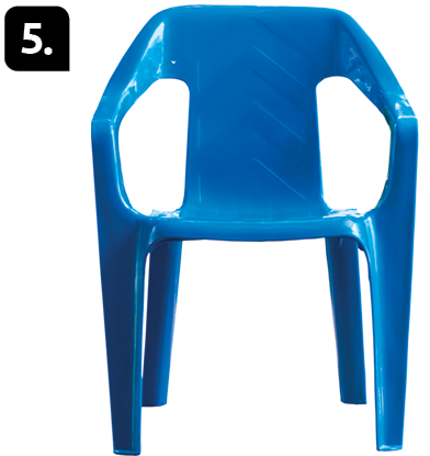 Fotografia '5'. Uma cadeira de plástico azul.
