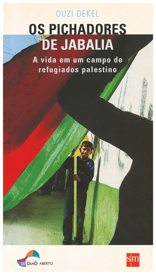 Capa de livro. Na parte superior, o nome do autor: Ouzi Dekel. Abaixo, o título do livro: Os pichadores de Jabalia: a vida em um campo de refugiados palestino. Abaixo, fotografia. Em primeiro plano, silhueta de uma pessoa segurando uma bandeira, vermelha e verde. Atrás, um menino usando blusa de mangas compridas e calças. Ele está de pé segurando um bastão