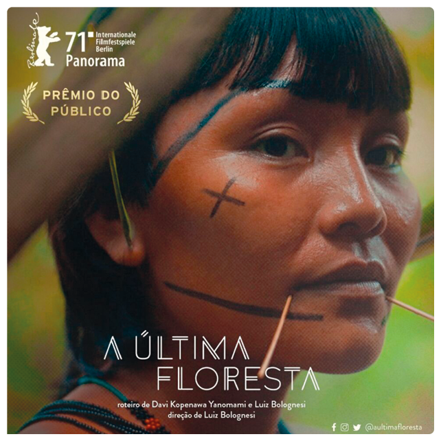 Capa de documentário. Na parte inferior, o nome do documentário: A última floresta. No fundo, fotografia de uma pessoa indígena com o rosto pintado..