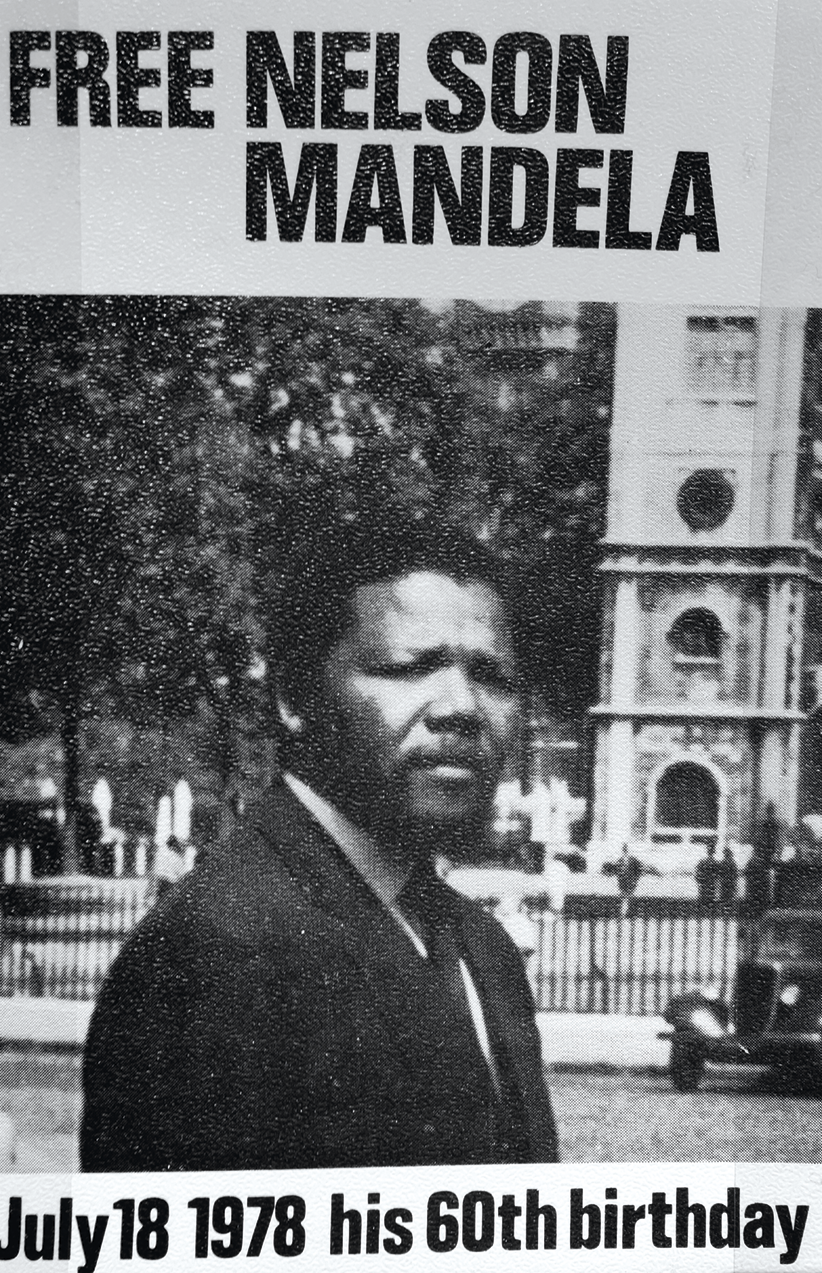 Cartaz. Na parte superior, o texto: FREE NELSON MANDELA. Na parte inferior, o texto: July 18 1978 his 60th birthday. Centralizado, fotografia em preto e branco de um homem negro, com bigode e barba, usando um terno. Ele está de pé em uma rua.