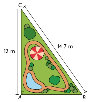 Ilustração de um jardim, visto de cima, em formato de um triângulo retângulo com vértices A B C. O ângulo reto está no vértice A. Está representado que a distância do lado entre os vértices A e C mede 12 metros e a distância do lado entre os vértices C e B mede 14 vírgula 7 metros. 