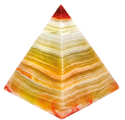 Fotografia de um enfeite de mesa no formato de pirâmide de base quadrada.
