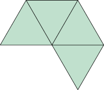 Ilustração de uma figura plana composta por 4 triângulos iguais, com um vértice em comum de todos. 3 deles estão alinhados na parte superior formado um quadrilátero. E abaixo do terceiro triângulo está o quarto triângulo. 