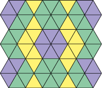 Ilustração de um mosaico composto por 66 triângulos. 18 coloridos de roxo, 32 de verde e 16 de amarelo.