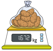 Ilustração de uma balança digital com um saco transparente sobre ela, com batatas dentro. No visor de quilograma 1,672.