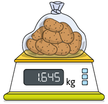 Ilustração de uma balança digital com um saco transparente sobre ela, com batatas dentro. No visor de quilograma 1,645.
