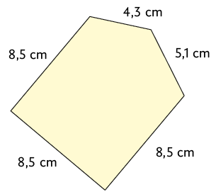 Ilustração de um pentágono com medidas de comprimento iguais a: 8,5 centímetros; 8,5 centímetros; 8,5 centímetros; 5,1 centímetros e 4,3 centímetros.