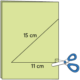 Ilustração de uma folha de papel dobrada ao meio, coincidindo com um dos lados do triângulo retângulo que está sob ela desenhado. Os outros dois lados medem '11 centímetros' e '15 centímetros'. Há uma tesoura encaixada no papel.
