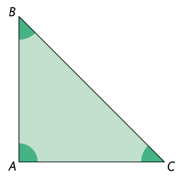 Ilustração de um triângulo A B C. Os lados A B e A C são perpendiculares entre si. Os três ângulos estão destacados.
