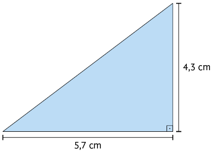 Ilustração de um triângulo retângulo com base: 5,7 centímetros e altura: 4,3 centímetros.