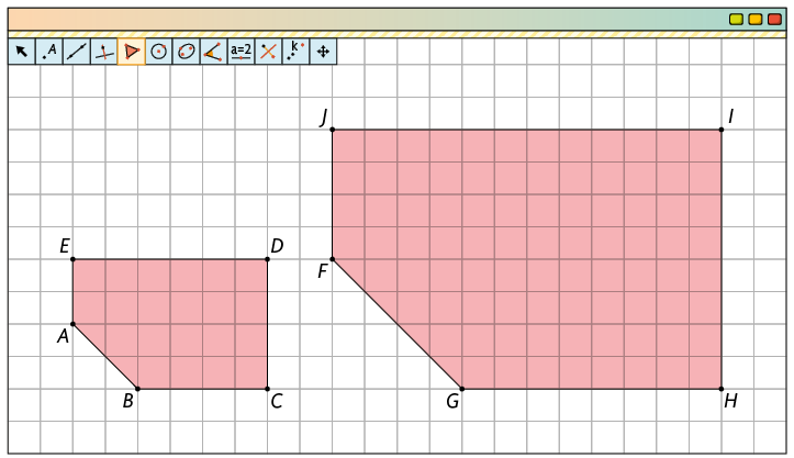 Ilustração de uma página de computador com o software Geogebra. Há vários botões de ferramentas e um com o desenho de um polígono está selecionado. Ainda na aba, na malha quadriculada está desenhado um polígono de 5 lados com os vértices A, B, C, D, E ocupando 22 quadradinhos. Ao lado, há outro polígono semelhante, com os vértices F, G, H, I, J. Ele é maior e ocupa 88 quadradinhos.