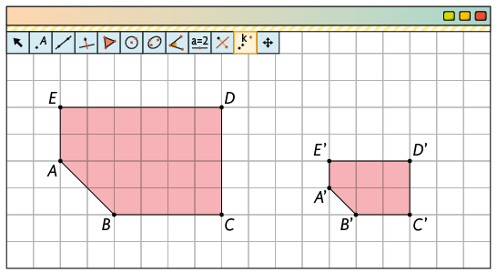 Ilustração de uma página de computador com o software Geogebra. Há vários botões de ferramentas e um com o desenho de vários pontos está selecionado. Ainda na aba, na malha quadriculada está  desenhado um polígono de 5 lados com os vértices A, B, C, D, E ocupando 22 quadradinhos. Ao lado há outro polígono semelhante com os vértices A linha, B linha, C linha, D linha, E linha. Ele é maior e ocupa 5 quadradinhos e meio.