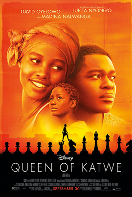 Cartaz de filme com o título em inglês: 'Queen of Katwe'. Há o rosto de 3 pessoas negras, em cores marrom claro e laranja. Logo abaixo, há sombra das peças de um tabuleiro de xadrez, também há sombra de uma pessoa caminhando acima dessas peças.