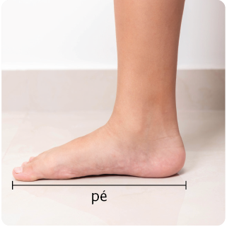 Fotografia de um pé no chão e a indicação 'pé'.