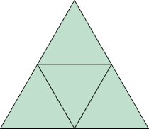 Ilustração de uma figura plana composta por um triângulo central e três triângulos laterais, cada um dividindo um lado com o central. Os 4 triângulos juntos formam um triângulo maior.