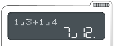 Ilustração do visor de uma calculadora apresentando no visor o 7, símbolo do traço da fração, 12 e um ponto ao final. Na parte superior do visor, há a indicação de 1 símbolo do traço da fração, 3 mais 1 símbolo do traço da fração 4.