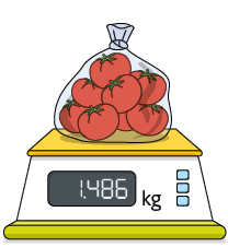 Ilustração de uma balança digital com um saco transparente sobre ela, com tomates dentro. No visor de quilograma: 1,486.