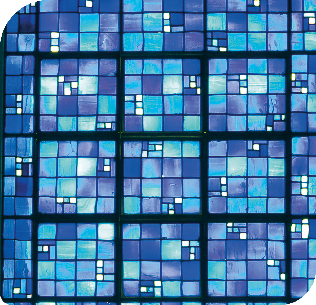 Fotografia. Vitral composto de pedaços de vidros coloridos em diferentes tons de azul e em formatos quadrangulares. 