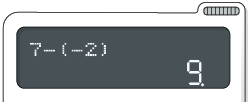 Ilustração do visor de uma calculadora com a operação: 7 menos, abre parênteses, menos 2, fecha parênteses e o resultado 9.