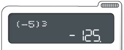 Ilustração do visor de uma calculadora com a operação: abre parênteses, menos 5, fecha parênteses, elevado ao cubo e o resultado menos 125.