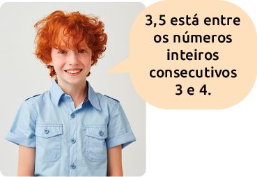 Fotografia de um menino dizendo: 3,5 está entre os números inteiros consecutivos 3 e 4.