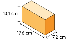 Ilustração. Paralelepípedo reto retângulo de cor laranja com indicação da medida do seu comprimento, com 7,2 centímetros, da sua largura, com 17,6 centímetros, e da sua altura, com 10,1 centímetros.