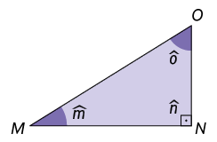 Ilustração de um triângulo retângulo de vértices M O N, com seus 3 ângulos internos demarcados: m minúsculo, o minúsculo, n minúsculo.