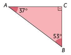 Ilustração de um triângulo A B C com as seguintes medidas de seus ângulos internos: 37 graus; 53 graus; e 90 graus.