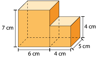 Ilustração de uma composição formada por dois paralelepípedos retângulos. Um paralelepípedo tem 4 centímetros de comprimento, 5 centímetros de largura e 4 centímetros de altura. O outro paralelepípedo tem 6 centímetros de comprimento, 5 centímetros de largura e 7 centímetros de altura.