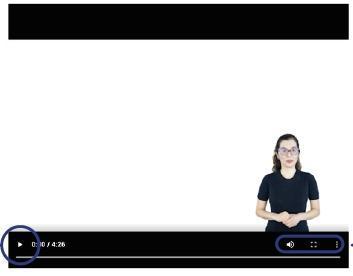Captura de tela de um vídeo pausado. Há uma mulher no canto inferior direito do vídeo à frente de um fundo todo branco e uma barra horizontal na parte inferior. Nela há um botão de play destacado à esquerda. Ao lado está indicado o tempo e à direita há 3 botões em destaque; botão de volume; botão de tela cheia; e botão de velocidade.
