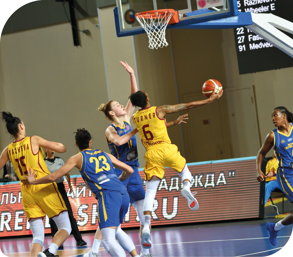 Fotografia do momento de uma disputa por bola em um jogo de basquete feminino.