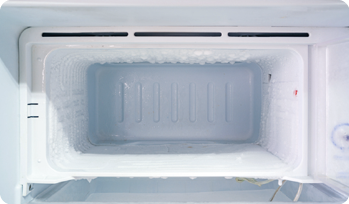 Fotografia da parte interna do congelador de uma geladeira.