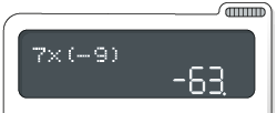 Ilustração do visor de uma calculadora com a operação: 7 vezes, abre parênteses, menos 9, fecha parênteses e o resultado menos 63.