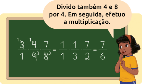 Ilustração. Quadro de giz escrito: início de fração, numerador: 3, denominador: 1, fim de fração,   vezes a fração quatro nonos vezes a fração sete oitavos igual a início de fração, numerador: 1, denominador: 1, fim de fração, vezes a fração um terço vezes a fração sete meios igual a fração sete sextos. O numerador 3 da primeira fração à esquerda está riscado e com o número 1 superiormente à sua esquerda. O número quatro, da fração quatro nonos, está riscado e com o número 1 superiormente à sua esquerda. O número nove, da fração quatro nonos, está riscado com o número 3 superiormente à sua direita e, o número quatro desta fração, com o número 1  superiormente à sua esquerda. O número 8, da fração sete oitavos, está riscado e com o número 2 superiormente à sua direita. Ao lado direito da lousa há uma pessoa dizendo: Divido também 4 e 8 por 4. Em seguida, efetuo a multiplicação.