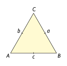 Ilustração de um triângulo A B C. As medidas de comprimentos dos lados são: lado A B é c minúsculo; lado B C é a minúsculo; e lado A C é b minúsculo. Há um risquinho cortando cada lado do triângulo indicando que todos possuem a mesma medida.
