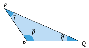 Ilustração de um triângulo de vértices R Q P, com seus 3 ângulos internos demarcados: r minúsculo, q minúsculo, p minúsculo.