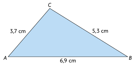 Ilustração de um triângulo A B C. As medidas de comprimentos dos lados são: lado A B é 6,9 centímetros; lado B C é 5,3 centímetros; e lado A C é 3,7 centímetros.