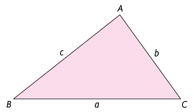 Ilustração de um triângulo A B C. As medidas de comprimentos dos lados são: lado A B é c minúsculo; lado B C é a minúsculo; e lado A C é b minúsculo.