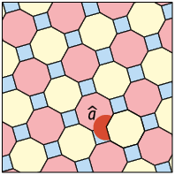 Ilustração de um mosaico formado por octógonos e quadrados regulares. Está demarcado um ângulo, a, que gira externamente todo o vértice do octógono.