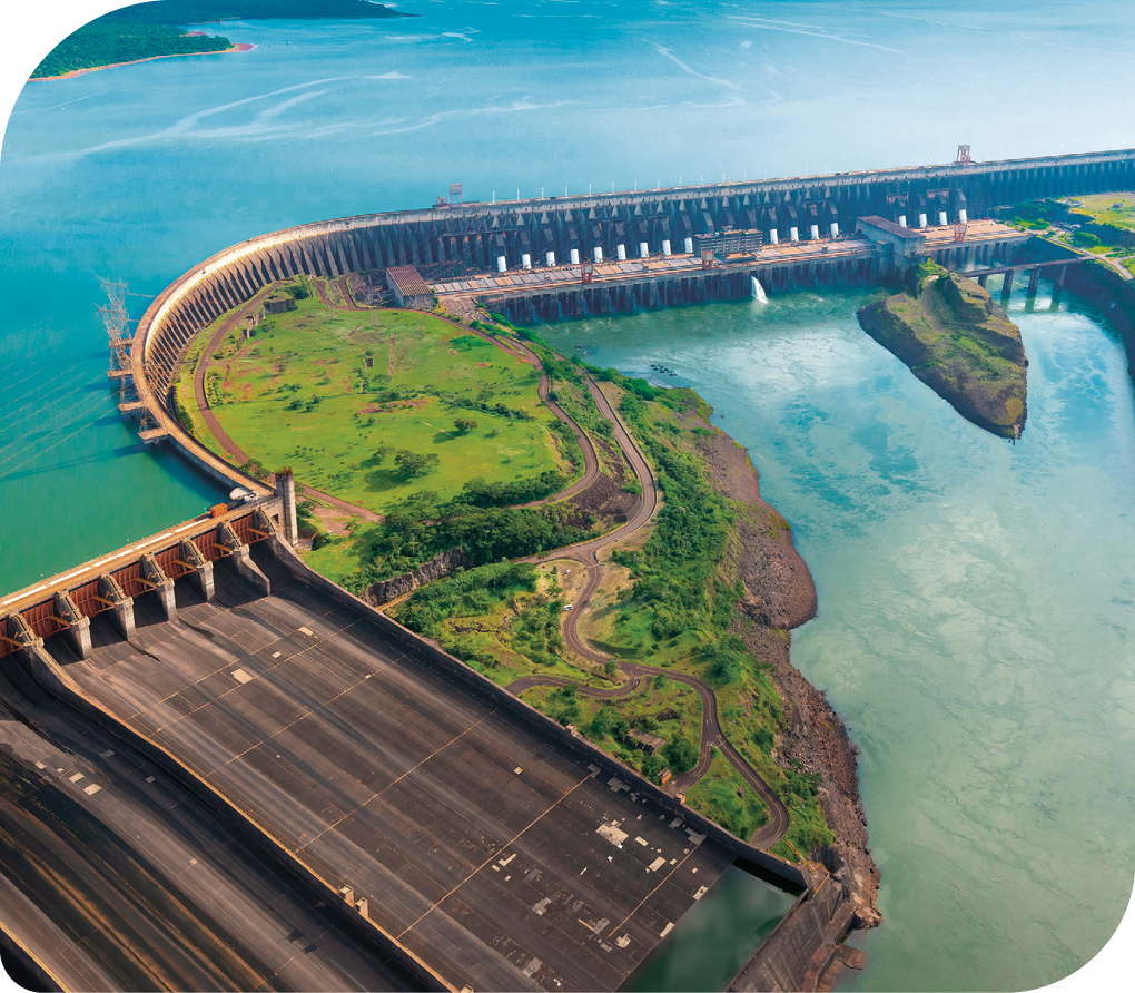 Fotografia de uma barragem hidroelétrica em um rio, vista de cima.