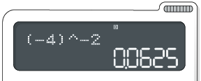 Ilustração do visor de uma calculadora com a operação: abre parênteses, menos 4, fecha parênteses, elevado a menos 2 e o resultado zero ponto zero 625.