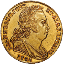 Fotografia de uma moeda de ouro, a cabeça de um homem, algumas escritas nas laterais e o ano 1802 abaixo, esculpida.