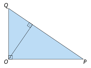 Ilustração de um triângulo de vértices, em sentido anti-horário, O, P e Q, com o lado de extremidades O e P na horizontal. O ângulo do vértice O é de 90 graus. Está traçada altura relativa ao lado de extremidades Q e P.