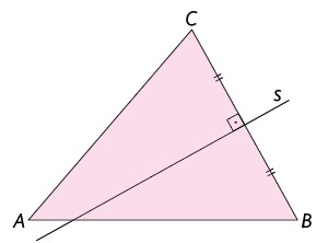 Ilustração com uma reta s e um segmento de reta, com extremidades B e C, se cruzando, formando um ângulo de 90 graus. A reta r cruza o segmento ao meio. Há um triângulo de vértices, em sentido anti-horário, A, B e C, onde A se encontra à esquerda do segmento de extremidades B e C. e acima da reta s.