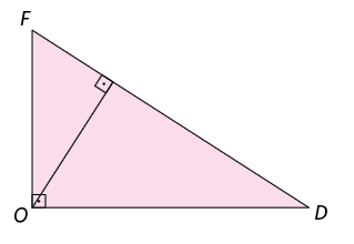 Ilustração de um triângulo retângulo O D F com base O D e reto em O. Há um segmento de reta do vértice O até a hipotenusa F D, esse segmento de reta é perpendicular à hipotenusa.