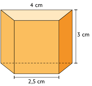 Ilustração de um prisma cuja base é um trapézio com medidas de comprimento: base menor: 2,5 centímetros; base maior: 4 centímetros. A altura do prisma mede 3 centímetros.
