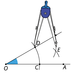 Ilustração com a mesma construção da ilustração anterior. Há dois arcos que se cruzam formando um X na região interna do ângulo, formando o ponto E. Há um compasso com a ponta-seca em D, e a outra ponta no final de um dos arcos. 