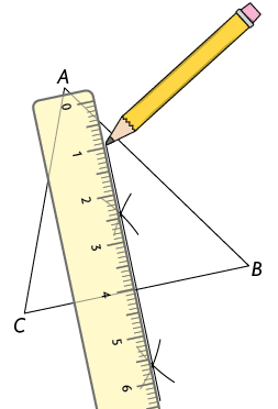Ilustração de um triângulo ABC, com base CB. Dentro do triângulo há dois arcos se cruzando. Fora do triângulo, abaixo do lado da base, há dois arcos se cruzando. Há um lápis desenhando uma reta que passa pelos cruzamentos dos arcos com a ajuda de uma régua na vertical.